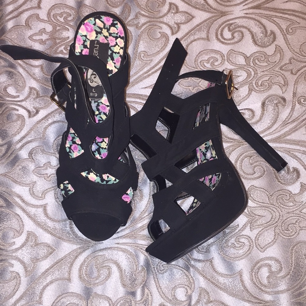 Black heeled sandals!!